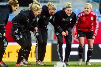 Anja Mittag steht in der Anfangself - Beim gestrigen Abschlusstraining in der Chemnitzer Community4you-Arena kam auch der Spaß nicht zu kurz: Anja Mittag (2. v.r.) mit einigen Teamkolleginnen beim "Siegertanz". Zuvor durfte sich das Team am Spielfeldrand in das Goldene Buch der Stadt eintragen.