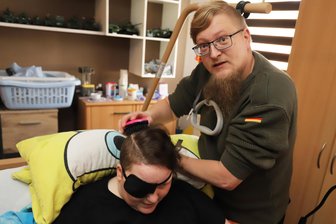 Anja und Lukas: Liebe ist alles - Lukas Dittrich kämmt seiner Frau Anja das Haar, weil sie das aufgrund ihrer Lähmung nicht selbst machen kann.