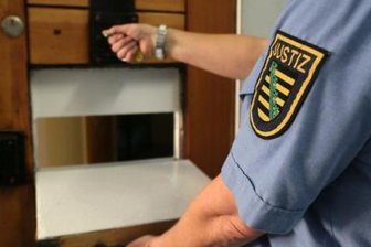 Anklage erhoben nach missglückter Gefangenenmeuterei in Zwickau - Durch diese Essensklappe haben sich zwei der mutmaßlichen Täter gezwängt, um in den Flur zu gelangen. Inzwischen sind die Klappen an allen Zellentüren der JVA Zwickau durch Stahlplatten verkleinert worden.