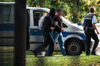 Anklage gegen rechtsextreme Terrorgruppe "Revolution Chemnitz" - Einer der mutmaßlichen Rechtsterroristen, die in Bayern und Sachsen festgenommen wurden, erreicht den Bundesgerichtshof. Die Gruppe "Revolution Chemnitz" strebte nach aktuellen Erkenntnissen den Sturz der Bundesregierung und die Beseitigung des Rechtsstaats an.