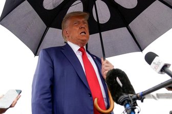 Anklage mit Blick auf den Tatort: Expräsident wieder vor Gericht - Der ehemalige US-Präsident Donald Trump will den Ort seiner jüngsten Anklage nicht verlassen, ohne mal wieder das letzte Wort zu haben. Unter einem Regenschirm am Flughafen gibt er noch eine Erklärung ab, bevor er am Ronald Reagan Washington National Airport sein Flugzeug besteigt.