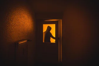 Anklage: Nachts bei Frauen eingestiegen, eine Dresdnerin vergewaltigt und bei einer Vogtländerin Fotos gemacht - Im Schutz der Nacht soll ein heute 36-Jähriger bei drei Frauen in Sachsen eingestiegen sein.