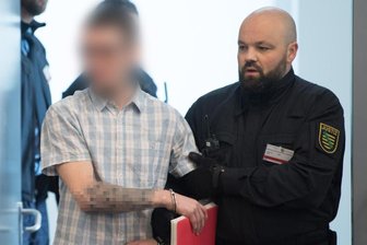 Anklage: "Revolution Chemnitz" plante Umsturz mit Todesopfern - Ein Angeklagter wird im Oberlandesgericht Dresden zu Prozessbeginn in den Verhandlungssaal geführt.