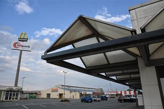 Anklage wegen Geldautomatensprengungen in Bayern: Sprengung im Olipark Lichtenau könnte auf Konto der Täter gehen - Das Einkaufszentrum Olipark in Oberlichtenau ist in die Jahre gekommen. Geschäfte haben geschlossen, der Automat der Sparkasse ist nach der Zerstörung im Jahr 2022 immer noch nicht aufgebaut. Jetzt sind mutmaßliche Täter gefasst.