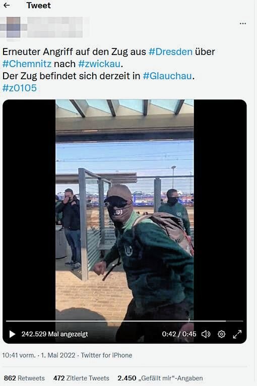 Anklage wegen Landfriedensbruch nach Überfall auf Zug in Glauchau - In einem Video, das aus dem Zug heraus aufgenommen wurde, ist zu sehen, wie ein Angreifer am Bahnhof Glauchau mit der Faust gegen die Fensterscheibe schlägt. Screenshot: FP