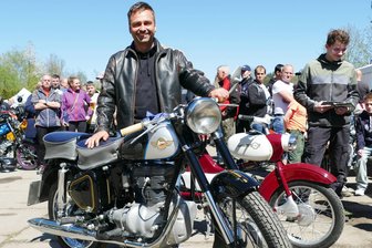 Anknattern im Erzgebirge: Gornsdorfer Zweiradtreffen bringt Garagenschätze zum Leuchten - Lokalmatador Benjamin Görg aus Gornsdorf wurde zum Sieger in der Original-Kategorie gekürt.