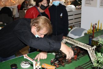 Anlagen um weitere Details erweitert - Lucy Flemming und ihre Oma Margitta Zaschke aus Zwickau haben die Ausstellung der Neukirchener Modellbahnfreunden besucht. Helge Klemm zeigte ihnen eine alte Märklin-Eisenbahn in der Spurweite 1.