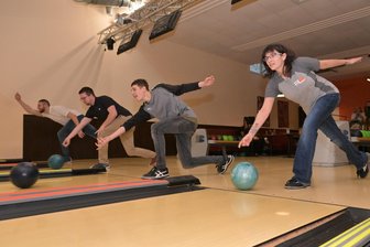 Anlaufen, werfen, hoffen: So lief das Neujahrsbowling von „Freie Presse“ im Erzgebirge - Auf zehn Bahnen ging es am Sonntag in „Joe‘s Freizeithallen“ beim Neujahrsbowling von „Freie Presse“ rund. Auch Doreen Harbig und Phillip Harbig aus Beierfeld, Hannes Mischke aus Schwarzenberg und Felix Georgi aus Bernsbach (v. r.) mischten munter mit.