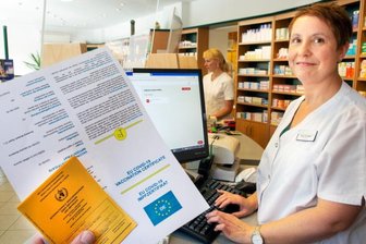 Anlaufprobleme mit digitalem Impfausweis - Apothekerin Anja Jonetat von der Schloß-Apotheke Augustusburg trägt bei Vorlage des Impf- und Personalausweises die Daten in eine spezielle Software ein. Mit einem ausgedruckten Zertifikat, versehen mit einem QR-Code, kann der Kunde die Apotheke verlassen und den Code mit dem Handy scannen.