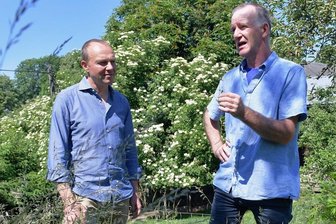 Anlaufpunkt für Biobauern soll in Sachsen entstehen - Der Rundgang von Sachsens Landwirtschaftsminister Wolfram Günther (Bündnis 90/Die Grünen, l.) im Landwirtschaftsbetrieb von Kai Pönitz (r.) in Seifersdorf führte auch zu einer Streuobstwiese. 