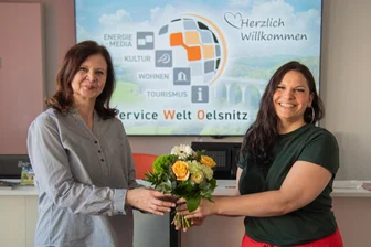 Anlaufstelle für Oelsnitzer am Marktplatz eröffnet - Carola Leonhardt (links), Produktmanagerin der „Freien Presse“, gratuliert Annegret Klemm (rechts) von der Servicewelt Oelsnitz zum Einzug in die neuen Räume am Marktplatz.