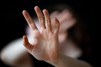 Anlaufstelle: Mehr Fälle körperlicher Übergriffe in Kultur - Bei Themis können sich Menschen aus der Kulturbranche melden, wenn sie sexuelle Belästigung oder Gewalt erfahren haben. (Symbolbild)