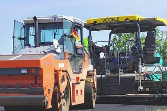 Anlieger fragt: Ist die Asphaltschicht in der Oberdorfer Hauptstraße zu dünn? - Ist die eingebaute Asphaltschicht in der Oberdorfer Hauptstraße zu dünn? Das hat sich ein Anwohner gefragt. Das Symbolfoto zeigt Asphalteinbauarbeiten anderenorts.