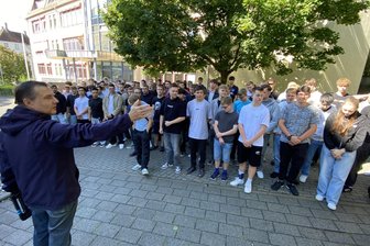 Anmeldezahlen in Reichenbacher Berufsschule auf Rekordniveau - „starker Ausbildungswille der Unternehmen“ - 114 Kältetechnik-Azubis - da hatte Fachlehrer Jens Schuhmann beim Gruppenfoto zu zirkulieren.