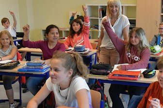 Anmeldungen in Mittelsachsen geben Zuversicht für Gymnasien und Oberschulen - Nach den aktuellen Anmeldezahlen sieht Freiberges Oberbürgermeister Sven Krüger alle Schulen seiner Stadt im Bestand gesichert - im Bild: Ines Döring am Mittwoch im Deutschunterricht in der Klasse 5 a der Ohainschule. 