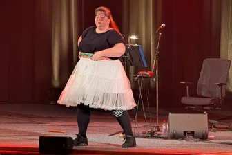 Anna Mateur: Die Antithese zu Lisa Eckhart wird in Aue gefeiert - Anna Mateur auf der Bühne des Kulturhauses in Aue.