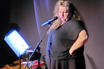 Anna Mateur lässt Zwickau Tränen lachen: „Witze über Dicke sollten nur Dicke machen“ - Für ihr Programm „Kaoshüter“ warf Anna Mateur all ihre Pfunde in die künstlerische Waagschale.
