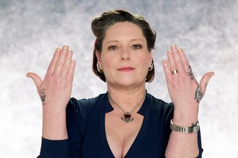 Anna R. im Interview zu "König:in": Gendern hilft nicht gegen den Mief! - Nach 20 Jahren Rosenstolz und einem mehrjährigen Intermezzo mit Gleis 8 ist Anna R. nun mit ihrem Solodebüt "König:in" künstlerisch auf eigene Rechnung und Gefahr unterwegs - und vielvesprechend: Die Herbsttournee, bei der sie in einer Woche auch in Zwickau Hof hält, ist ausverkauft.