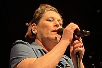 AnNa R. live in Sachsen: "König:in" auf Zwickauer Bühne! - AnNa R. live in der "Neuen Welt"