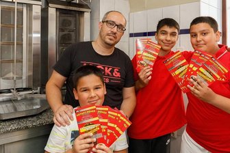 Annaberg bekommt neuen Dönerladen in der Innenstadt - Am Freitag sollten die frisch gedruckten Flyer für die am Samstag geplante Eröffnung verteilt werden. Es kam anders, aber aufgeschoben ist nicht aufgehoben. Im Bild: Vajdin Vickolari mit seinen Söhnen Rihan (vorn) und Amir (rechts) sowie Neffe Valentin. 