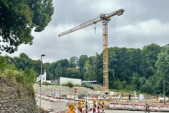 Annaberg-Buchholz: 18-Jähriger klettert Baukran hoch und löst Feuerwehreinsatz aus - Der Kran befindet sich auf der Baustelle des Edeka-Marktes.