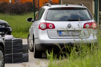 Annaberg-Buchholz: 80.000 geschmuggelte Zigaretten beschlagnahmt - Etwa 80.000 unversteuerte Zigaretten sollten in diesem VW Passat über die Grenze geschmuggelt werden.