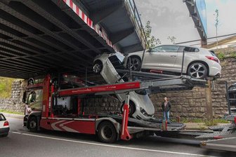 Annaberg-Buchholz: Autotransporter bleibt an Brücke hängen -
