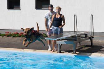 Annaberg-Buchholz: Badeanstalt am Stangewald meldet zum Saisonabschluss neuen Rekord - Annika Löffler war mit Hündin Nala und Aaron Uhlig eigens aus Chemnitz zum Hundeschwimmen in die Badeanstalt Am Stangewald in Buchholz gekommen. Und Nala hatte sichtlich Spaß beim Spielen im Wasser.