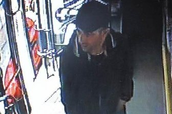Annaberg-Buchholz: Diebstahl nach Autounfall - Polizei veröffentlicht Bilder einer Überwachungskamera - Einer der Täter entwendete die Tageseinnahmen aus dem Bus.