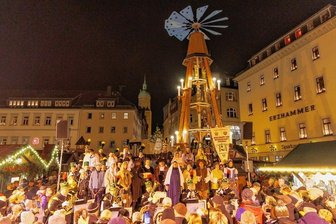 Annaberg-Buchholz: Endlich wieder Weihnachtsmarkt - Zur Eröffnung am Freitagabend war der Annaberger Weihnachtsmarkt bereits richtig gut gefüllt. Er hat bis zum 23. Dezember geöffnet. 