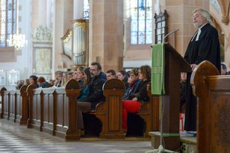 Annaberg-Buchholz: Fürbittegottesdienst für Opfer des Busunglücks - Schulpfarrer Matthias Brand predigt in Annaberg-Buchholz in der St. Annenkirche.