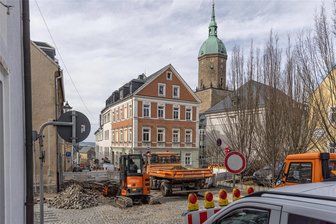 Annaberg-Buchholz: Havarie, Markierungsarbeiten und der Start eines Bauabschnittes führen zu Verkehrseinschränkungen - Der Barbara-Uthmann-Platz ist im Kreuzungsbereich Scherbank/Kupferstraße wegen einer Havarie an der Wasserleitung gesperrt.