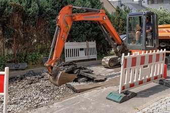 Annaberg-Buchholz: Kaputter Kanal verursacht Straßeneinbruch - Nach dem Straßeneinbruch auf der Kleinen Kartengasse haben am Donnerstag die Reparaturarbeiten begonnen. 