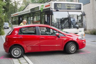 Annaberg-Buchholz: Linienbus und Auto kollidieren - Ein Linienbus und Auto sind am Dienstag in Annaberg-Buchholz zusammengestoßen.