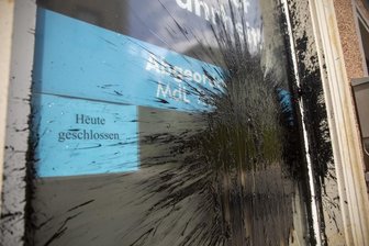 Schon wieder Farbanschlag auf ein Büro der AfD im Erzgebirgskreis. Nachdem vor gut drei Wochen eine ölige Substanz auf ein Afd Büro in Schwarzenberg geschüttet wurde, gab es nahezu denselben Anschlag auf ein AfD Büro in Annaberg-Buchholz auf der Oberen Schmiedegasse.