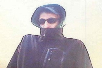 Mit diesem Foto einer Überwachungskamera der Sparkassen-Filiale sucht die Polizei einen mutmaßlichen Einbrecher.