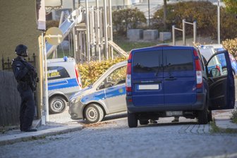 Annaberg-Buchholz: Polizisten finden Munition und Schlagringe in Wohnung - Polizisten durchsuchen die Wohnung eines 38-Jährigen am Donnerstag in Annaberg-Buchholz.