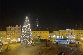 Annaberg-Buchholz startet in die Adventszeit - mit erleuchtetem Baum und kritischen Worten - Zum zweiten Mal in Folge wurde der Annaberger Weihnachtsmarkt pandemiebedingt abgesagt. Am Freitagabend begann sich dennoch die Pyramide zu drehen.