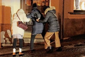 Annaberg-Buchholz: Tief Franziska bringt Winterdienst an Grenzen - In der Bergstadt Annaberg-Buchholz ging vielerorts nicht mehr viel. Die Gehwege spiegelglatt, und vor allem die schmalgen Gassen kaum passierbar. . Foto: Bernd März