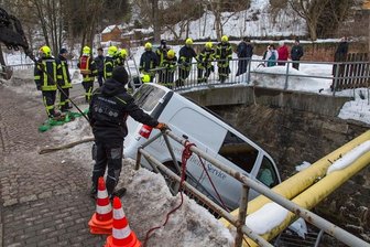 Annaberg-Buchholz: Transporter stürzt in die Sehma - 