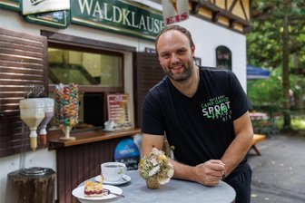 Annaberg: Ein Mann tritt als Elvis, Lindenberg und Maffay auf - Tim Zitzkat, Pächter der „Waldklause“ im Tiergehege, freut sich zum Familienfest auf viele Gäste.