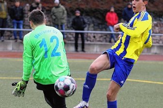 Annaberg kann Negativtrend stoppen - Annabergs Torgarant Simon Schmiedl - hier gegen Meeranes Keeper Tim Höbald - erzielte per Strafstoß sein 14. Saisontor.