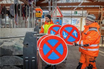 Annaberg rüstet sich für Besucheransturm - Tobias Neubert (l.) und Oliver Schönherr vom städtischen Betriebshof bereiten die Beschilderung zur Bergparade vor. 