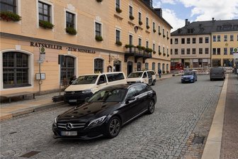 Annaberg will Fahrbahn auf dem Markt verengen: Mehr Platz für Außengastronomie - weniger Durchgangsverkehr - Wenn nicht gerade gesperrt ist, fahren täglich Tausende Autos vor dem Rathaus in Annaberg-Buchholz vorbei. Den Durchgangsverkehr will die Stadt mit einer baulichen Veränderung unattraktiver machen.