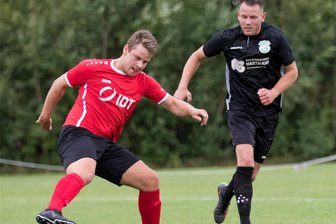 Annaberger Abnormität: VfB-Fußballer müssen sechsmal hintereinander auswärts antreten - Im Testspiel zwischen dem SV Lichtenberg und dem VfB Annaberg hatte Björn Jäckel (r.) in dieser Szene das Nachsehen gegen Moritz Lang von den Annabergern, die 5:2 gewannen.