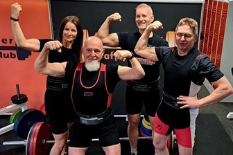 Annaberger Athleten setzen kraftvolle Akzente bei Meisterschaften - Die Annaberger Kraftsportler um Susann Reichelt, Uwe Sura, Yves Golda und Manfred Geipel (v. l.) haben bei den Seniorenmeisterschaften in Erfurt ihr ganzes Können gezeigt.