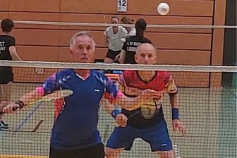 Annaberger Badmintonspieler schafft es dreimal aufs Podest - Wolfgang Pasler hat mit Doppelpartner Andreas Benz (h.) Silber bei der Veteranenmeisterschaft gewonnen.