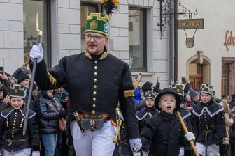 Annaberger Bergparade vereint Tausende Besucher - fast wie jedes Jahr und doch diesmal anders - Jung und Alt bestreiten gemeinsam die letzten Meter der Abschlussbergparade in Annaberg-Buchholz.