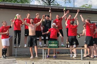 Annaberger feiern bis tief in die Nacht - Und dann die Hände zum Himmel: Die Kicker des VfB Annaberg II konnten ihrer Freude über den Aufstieg am Sonntag freien Lauf lassen.