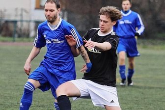 Annaberger feiern Derbysieg - Während Markus Liebert (l.) und der SV Blau-Weiß Crottendorf einen rabenschwarzen Tag erwischten, lief für den VfB Annaberg II mit Jonas Nestler (r.) vieles nach Plan. Am Ende siegte der VfB deutlich mit 5:1.